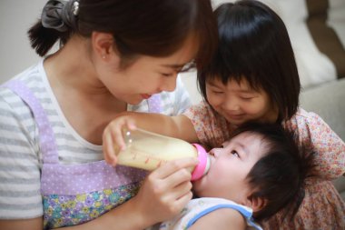 Anne küçük bebeği besleme