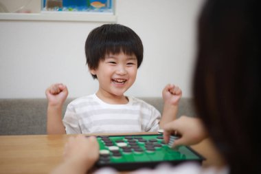 Othello ile oynayan bir çocuğun görüntüsü