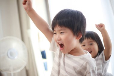 Asyalı küçük oğlan ve kız birlikte oynuyorlar. 