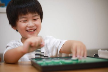 Othello ile oynayan bir çocuğun görüntüsü