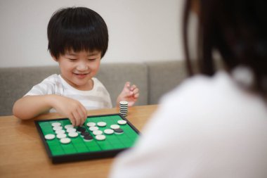 Othello ile oynayan bir çocuğun görüntüsü