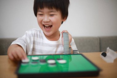 Othello ile oynayan bir çocuğun görüntüsü