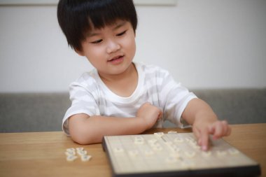 Küçük çocuk eğitici bir oyun oynuyor