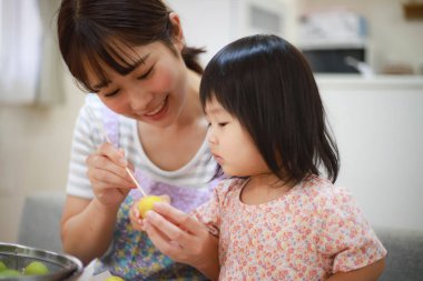 Anne ve kızı mutfakta konserve konserveler için kayısılar hazırlıyorlar.