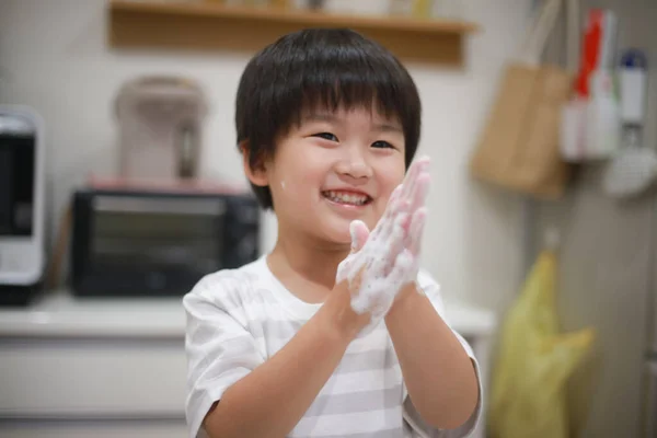 Asijské Malý Chlapec Mytí Rukou Mýdlem — Stock fotografie