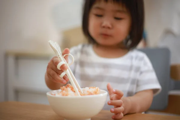 Asiatique Petite Fille Manger Riz Avec Baguettes — Photo
