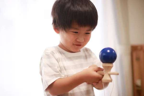 Kleine Jongen Spelen Met Speelgoed Thuis — Stockfoto