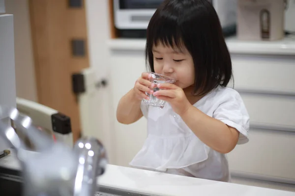 Азиатский Ребенок Пьет Воду — стоковое фото