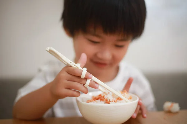 Menino Com Arroz Fundo Close — Fotografia de Stock