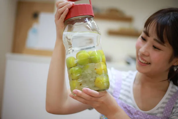 Ung Asiatisk Kvinna Förbereda Aprikoser För Konservering Köket — Stockfoto
