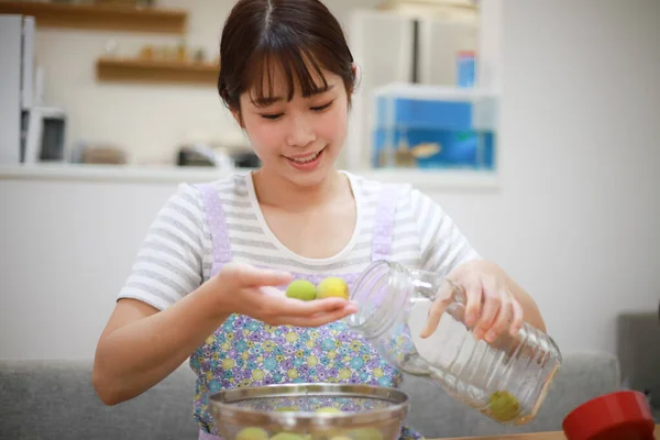 Νεαρή Ασιάτισσα Ετοίμασε Βερίκοκα Για Κονσερβοποιία Στην Κουζίνα — Φωτογραφία Αρχείου
