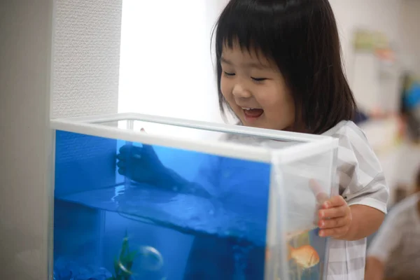Ázsiai Kislány Közel Akvárium Háttérben Közelről — Stock Fotó