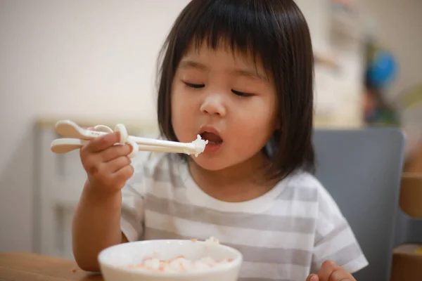 Menina Comendo Uma Tigela Arroz — Fotografia de Stock