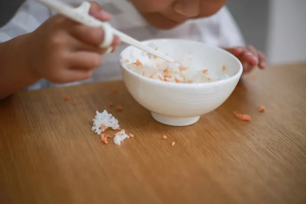 Menino Com Arroz Fundo Close — Fotografia de Stock