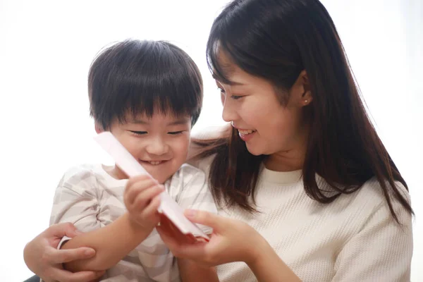 Asijská Matka Syn Spolu Hrají — Stock fotografie