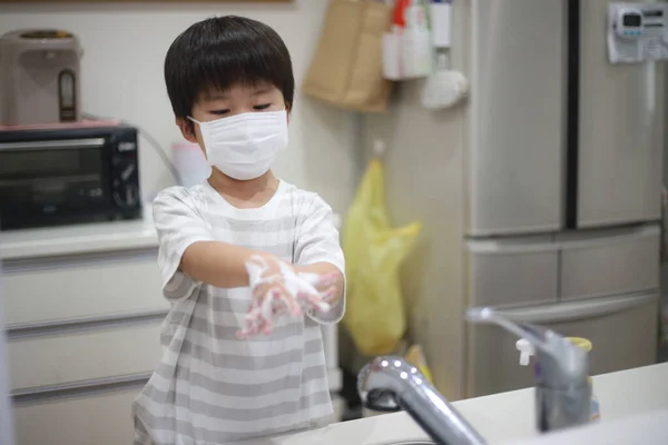 Asiático Pequeño Niño Máscara Lavado Manos Con Jabón —  Fotos de Stock