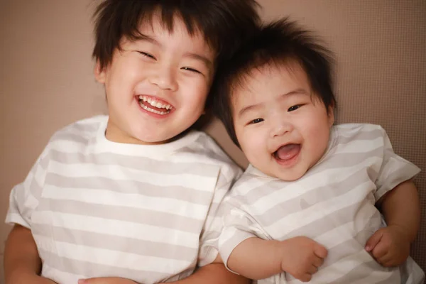 Portrét Dvou Šťastných Asijských Dětí — Stock fotografie