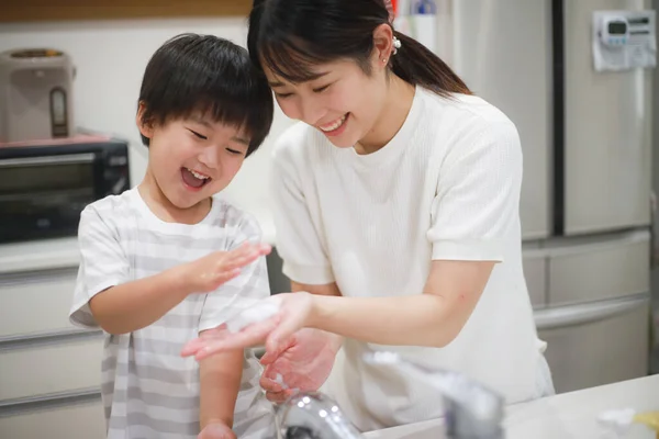 Asiático Menino Lavar Mãos Com Sabão Com Sua Mãe — Fotografia de Stock