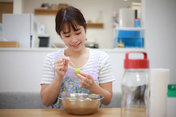 Joven Mujer Asiática Preparar Albaricoques Para Enlatar Cocina —  Fotos de Stock
