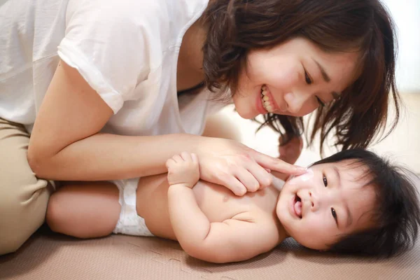 Portrait Mère Asiatique Avec Son Bébé — Photo