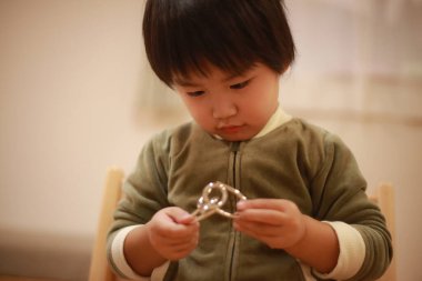 Küçük çocuk evde eğitim oyunu oynuyor. 