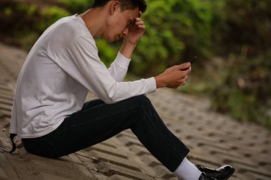 Yakışıklı genç adam üzgün ve yalnız hissediyor.