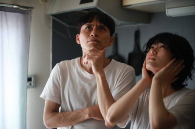 Genç Asyalı çift yukarıda gürültüden muzdarip.