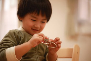 Küçük çocuk evde eğitim oyunu oynuyor. 