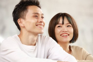 Genç çift mutlu bir şekilde konuşuyor.