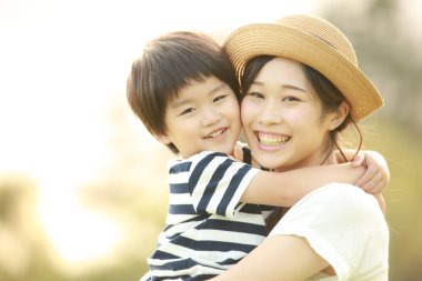 Parkta poz veren mutlu anne ve oğul. 