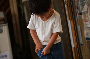 Bulanık arka planda Asyalı bir çocuğun portresi.