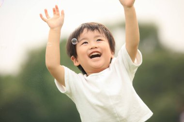 Doğada yaşayan sevimli erkek bebek.