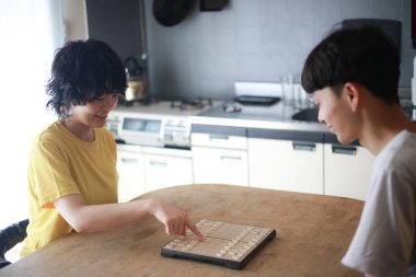 Mutlu Asyalı çift masa oyunu oynuyor.