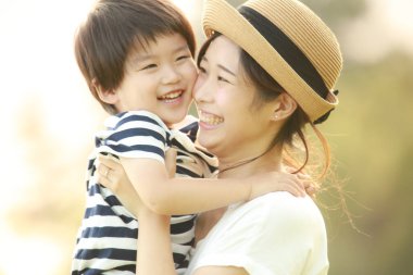 Parkta poz veren mutlu anne ve oğul. 