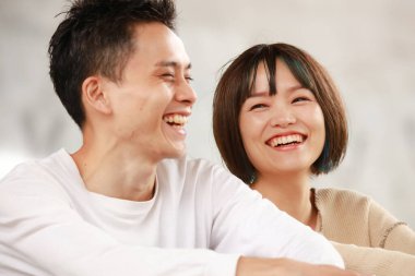 Genç çift mutlu bir şekilde konuşuyor.