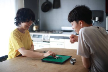 Mutlu Asyalı çift Go masa oyunu oynuyor