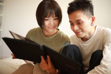 Albümü izleyen bir çiftin görüntüsü