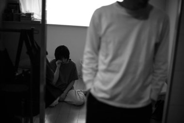 Odadan çıkan bir adamın görüntüsü