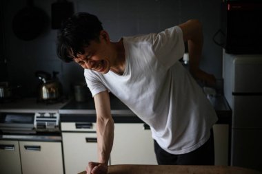 Sırtında acı hisseden bir adam