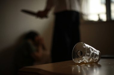 Bir bardak alkol, kadın ve erkek tartışıyor. 