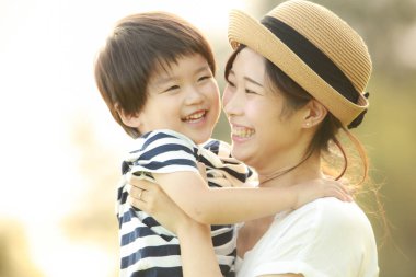 Parkta poz veren mutlu anne ve oğul. 