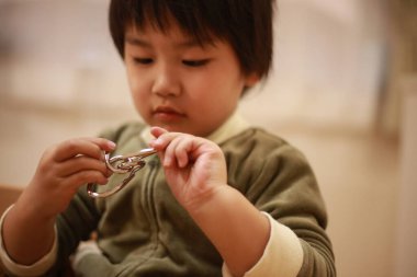 Evde oyuncaklarla oynayan sevimli küçük çocuğun yakın plan görüntüsü. 