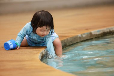 Suda yüzen Asyalı küçük çocuk. 