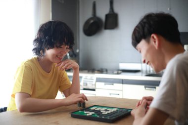 Mutlu Asyalı çift Go masa oyunu oynuyor