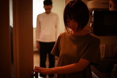 Odadan çıkan bir kadın görüntüsü