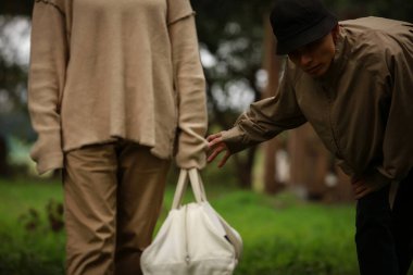 Kapkaççı bir adamın görüntüsü
