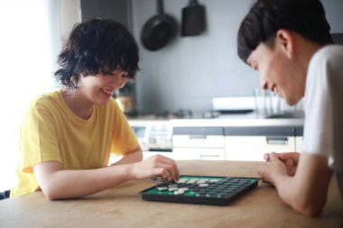 Mutlu Asyalı çift Go masa oyunu oynuyor