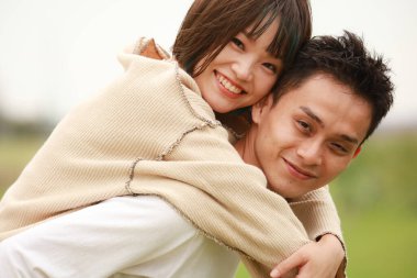 mutlu çift birbirlerine kucaklayan