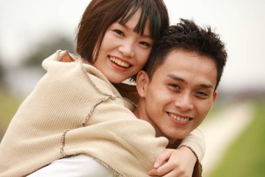 mutlu çift birbirlerine kucaklayan