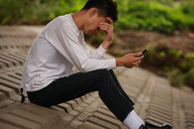 Yakışıklı genç adam üzgün ve yalnız hissediyor.